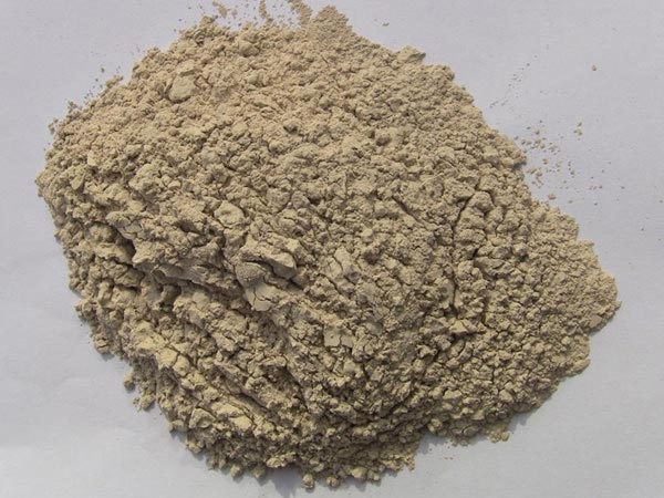 矾土性质 矾土主要成分是氧化铝，为炼铝和耐火材料的主要原料。白色或灰白色，因含铁而呈褐黄或浅红色。密度3.45g/cm3，硬度1～3，不透明，质脆。极难熔化，不溶于水，能溶于硫酸、氢氧化钠溶液。 地区分布 中国铝土矿资源比较丰富，在全国18个省、自治区、直辖市已查明铝土矿产地205处，其中大型产地72处（不包括台湾），主要分布在山西、山东、河北、河南、贵州、四川、广西、辽宁、湖南等地。 投资前景 1.可用于炼铝工业。用于国防、航空、汽车、电器、化工、日常生活用品等。 2.可用于精密铸造。矾土熟料加工成细粉做成铸模后精铸。用于军工、航天、通讯、仪表、机械及医疗器械部门。 3.可用于耐火制品。高铝矾土熟料耐火度高达1780℃，化学稳定性强、物理性能良好。 4.硅酸铝耐火纤维。用于钢铁、有色冶金、电子、石油、化工、宇航、原子能、国防等多种工业，消防人员可用耐火纤维布做成衣服。 5.制造矾土水泥、研磨材料、陶瓷工业以及化学工业可制铝的各种化合物。 铝矾土磨粉制备 铝矾土粉是选用煅烧过的熟铝矾土矿石用雷蒙磨加工制成的细粉，粒度通常为100目-325目，在耐火材料行业得到了广泛的应用。通常加工的流程为先经颚式破碎机进行破碎，然后筛分进入铝矾土雷蒙磨或铝矾土超细磨粉机中，进行铝矾土粉制备，使其应用更加广泛。