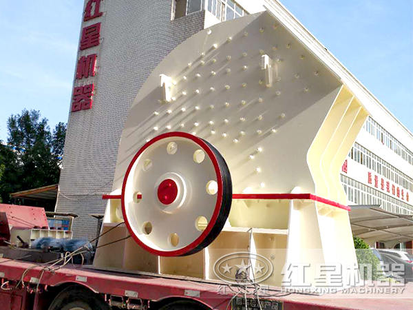 壹号娱乐官网重锤式破碎机发货现场