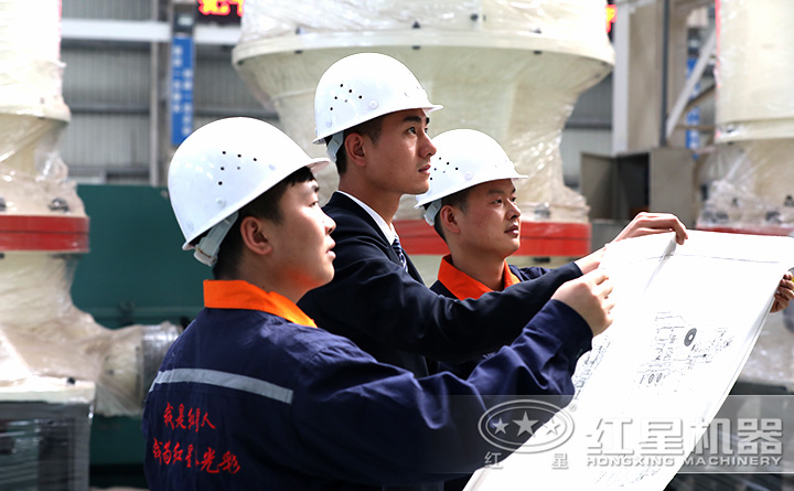 精湛技术人员现场指导设备的生产、制造